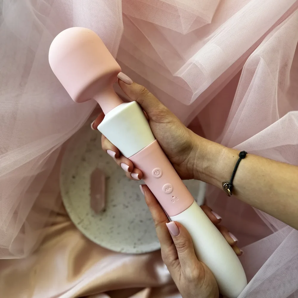 Masażer Magic Wand XL w dłoni